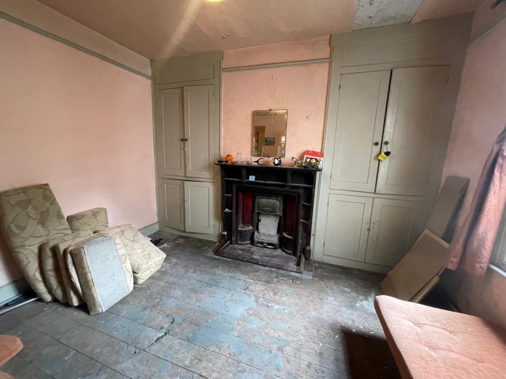 Lot: 131 - FOUR-BEDROOM HOUSE FOR REFURBISHMENT AND IMPROVEMENT - Dining room